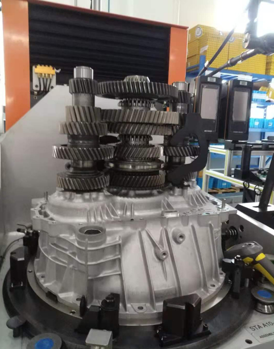 1725411935477874.jpg 康明斯變速箱裝配線